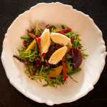 Градинска салата с мус от козе сирене