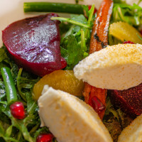 Градинска салата с мус от козе сирене